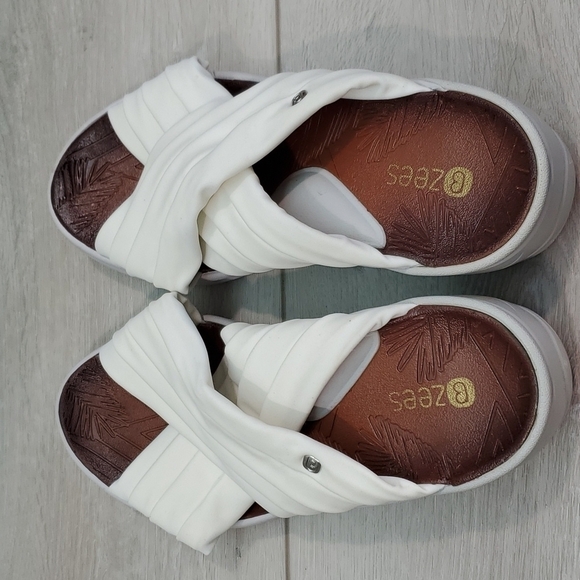 Bzees Womens Premium Knockout Wedge Sandals shoes sz 8 - Picture 10 of 10